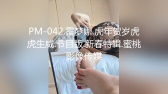 淫乱房间的淫荡男女，露脸黑丝情趣诱惑，小姑娘要当女王调教小哥，假道具草男人舔逼舔脚玩闺蜜，各种抽插