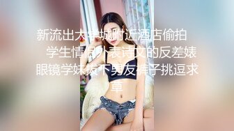 大哥的小女人露脸颜值不错，非常乖巧听话让大哥扒光了玩弄，先舔乳头再舔鸡巴和蛋蛋，无套抽插直接内射