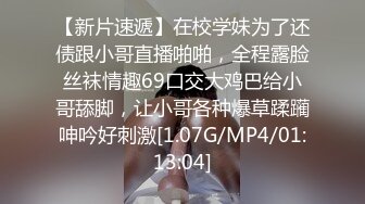  00后小姐妹在床上一起伺候小哥，交大鸡巴舔乳头，互相抚慰玩弄骚穴和奶子