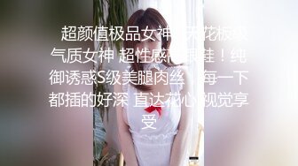 《极品CP☀️魔手外购》原版4K热闹商场女厕偸拍超多小姐姐方便，能看脸又能看壁，半蹲式撅个大腚双洞粉嫩过瘾极了