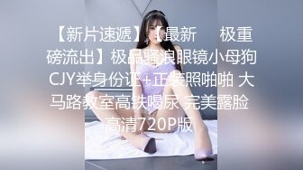 美妞真会玩吃着鸡巴还会边拿鸡巴抽打自己的嘴巴