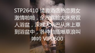 甘肃26岁极品美少妇妈妈，讲述在天气炎热下自己第一次给了手，与男友的初夜感觉如何如何，大黑牛插淫穴冒白浆，诱惑啊！