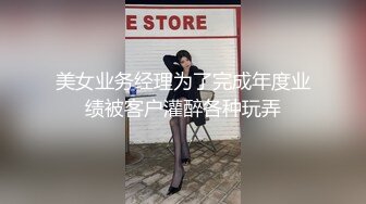 【新片速遞 】  长卷发美少妇素颜出镜，露脸全裸自慰蝴蝶穴，沙发上胖男传教士，特写战后蝴蝶逼