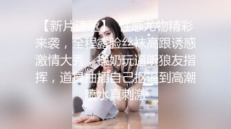   熟女的3P全程露脸情趣诱惑伺候两个年轻小哥，两个鸡巴一起舔深喉交真鸡巴骚