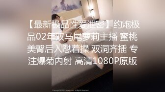 虐逼少妇情趣装全程露脸给狼友展示绝活，道具双插玻璃瓶易拉罐