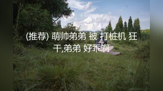 小哥双飞两个极品骚女，跟骚逼一起用道具玩弄姐妹骚穴，舔逼玩弄揉奶子，多体位爆草抽插，让骚逼舔鸡巴淫水