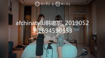 丰满蜜桃臀的性感黑丝少妇，跪着口交，女上位啪啪