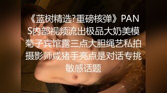 带着眼镜的李老师平时一副为人师表,也是个反差婊