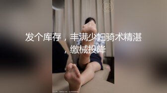 “淫荡对话超级搞笑”十个眼镜九个骚白皙露脸骚女勇挑4位大汉4P淫乱现场，有肏的有撸的全部动起来