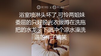 商城跟随偷窥清纯漂亮小姐姐 皮肤白皙 白内内卡屁屁 抱着毛娃娃左晃右晃很开心