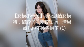 八月新流出破解农家小院摄像头偷拍喜欢不穿衣服出来收衣服的少妇全裸推电动车的样子真搞笑