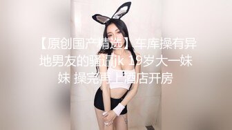 变态屌丝男躲在公园女厕尾随偷窥美女尿尿捡起人家刚换下的姨妈巾研究一番