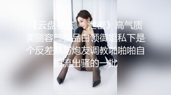 开裆肉丝丰满少妇被炮友抱着扣逼再啪啪，口硬后入从下往上视角猛操