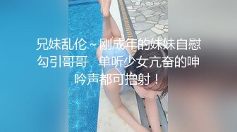 科技园蹲守黑T恤披肩发妹子发白的唇肉从茂密的黑逼毛中露出