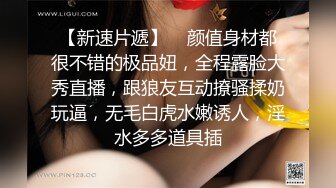 美艳骚妇化好妆陪狼友发骚，全程露脸很是诱惑，表情好骚乳夹小铃铛，道具抽插骚穴，淫水多多叫的骚精彩刺激