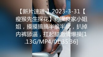 边操边舔脚 前后两张小嘴同时被两跟鸡巴塞满 给骚逼干的淫水泛滥哭腔呻吟