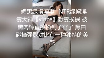 小伙子把喝醉酒睡着了的女同事的胸罩拉开让给大爷看大咪咪,大爷眼睛都看直了