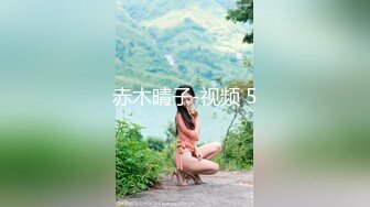 胸小小的妹子，抖音1.6W粉丝的小可爱，全程露脸兼职赚外快，揉奶玩逼看特写，互动撩骚听指挥展示不要错过