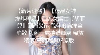  十字紋身美少女！出租屋自慰！跪地翹起屁股扣穴，搞得地上多是水