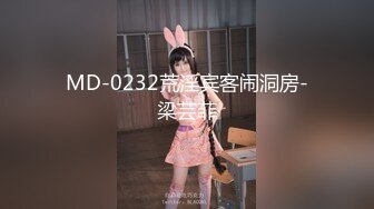 玩弄风骚小女友，对着镜子站在地上玩弄吃奶抠逼