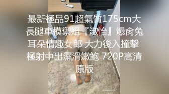 高端精品女模全程露脸与挺黑的小哥玩3P，深喉大鸡巴给狼友看，被小哥按在床上各种抽插揉捏骚奶子表情好骚