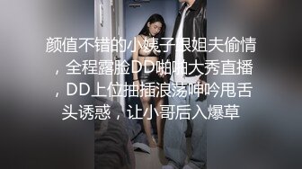 新来的少妇全程露脸与两大哥激情3P，69口交舔蛋蛋，主动上位抽插嘴里还要塞个大鸡巴，伺候了一个又一个好骚