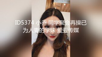 超美精致时尚暴露女孩去成人商店买A片被老板邀请黑屋看黄片出现俩大鸡巴就开始玩刺激