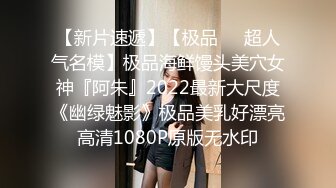 粉嫩嫩少女露脸线上约啪，跟狼友互动撩骚听指挥身材展示，刮了毛的性感逼逼掰开看特写，骚嫩的奶子好想吃口