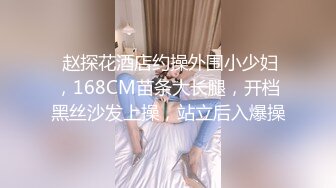 两个妹子脱光衣服练习完模特步就被眼镜小哥双飞