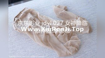 轻熟女骚母狗镜头前的各种展示，全程露脸丝袜制服高跟诱惑，掰开骚穴看特写揉奶玩逼，听狼友指挥道具抽插