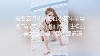 轻熟女好姐妹全程露脸一起跟狼友互动发骚，揉奶自己吃逼逼特写展示，让大姐姐手指