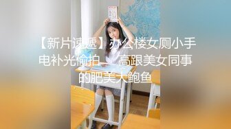 甜美型肉感小少妇自慰诱惑很有韵味，半脱下内衣掏出大奶子，开档丝袜抬起一条腿，掰穴揉搓挺粉嫩