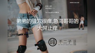 【18清纯系小美女】居家拍摄小视频，解开衣服贫乳小奶子，脱下内裤粉嫩小穴，还塞着棉棒，振动棒磨蹭身体颤抖