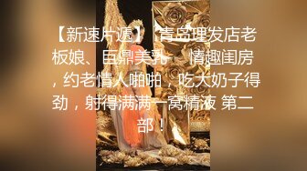 《极品CP魔手外购》坑神潜入某单位女厕隔板缝中实拍超多小姐姐方便，赤裸裸逼脸同框，妹子对着镜头看半天都没发现异常 (1)