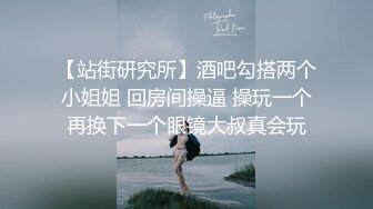 很会玩的妹子，水太多用纸塞进去再抽出来