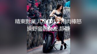 8月最新流出顶级手持厕拍写字楼女厕近距离拍逼眼镜白领美女点颗烟进厕所