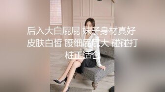   小骚逼露脸洗干净了伺候小哥哥诱惑狼友，舔鸡巴的样子好骚吸蛋蛋，深喉抽插