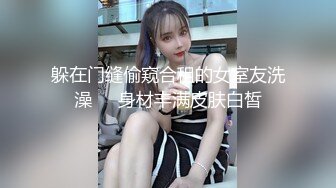 骚少妇躺在沙发上被大哥玩逼，一直跟狼友语音通话，AV棒塞进逼里玩弄，大鸡巴摩擦骚逼让骚逼给口交