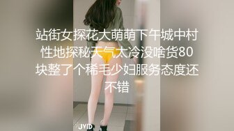 镜子前欣赏老婆