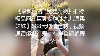 洗浴中心偷窥身材不错的年轻妹子,洗澡前先站着撒个尿 