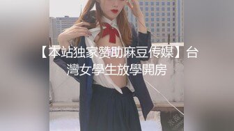 勾搭两个风骚女技师小哥想要啪啪，淫声荡语不断撩骚动手动脚扒光玩奶各种爆草，还让骚女打电话草她好刺激