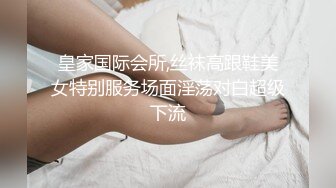 两个中年大姐床上互相安慰，揉奶玩逼黑牛自慰搞到受不了叫来大哥口交大鸡巴，无套抽插直接内射，精彩别错过