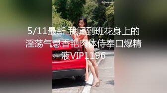 小波多 性感白色上衣搭配性感灰色丝袜 身姿凹凸别致动人