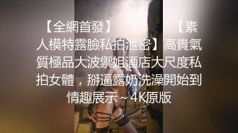   满背纹身萌萌哒双马尾美妞，无聊和炮友来一炮，特写深喉吸吮很卖力，主动上位骑乘