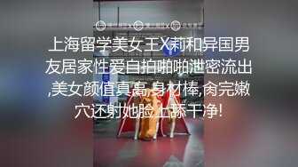 商场女厕隔着挡板欣赏两个营业员,一个唇缝紧闭另一个外翻成0型