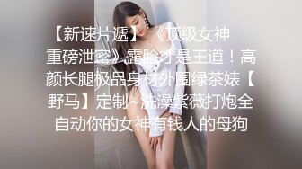 高颜值长发美女，厕所尿尿脱光光，肩上的裙带脱下露出两只饱满大白兔，奶头被吸的有点黑，尿完自慰一番 诱惑！