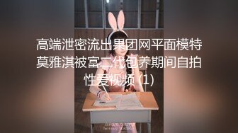 黑客破解家庭摄像头在家输液小少妇闲不住和老公沙发啪啪干到一半咬老公奶头真他妈的骚