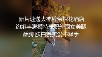 小江疏影完美好身材露脸出境，丝袜情趣淫水骚穴尿尿给狼友看，淫声荡语表情很骚，揉着骚奶子道具玩弄骚逼