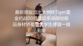 塑料姐妹花黑丝情趣吃着冰激凌跟狼友互动撩骚，听狼友指挥看逼逼，互相掰开骚穴特写给狼友展示，淫声荡语