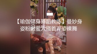 短发大妈内衣内裤都没穿在公园玩自拍